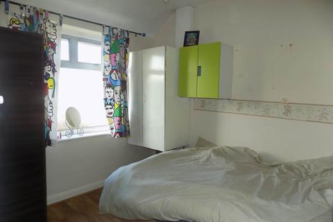 2 bedroom house to rent, Warwick Crescent, Hayes, Middlesex