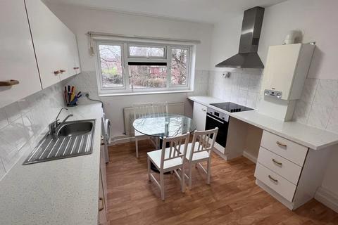 2 bedroom flat to rent, Bamford Gardens, Timperley WA15