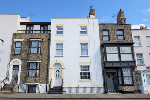 Studio to rent, Dane Hill, Margate