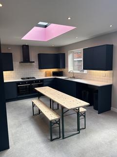 6 bedroom end of terrace house to rent, Milnthorpe Street, Salford M6