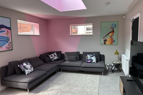 6 bedroom end of terrace house to rent, Milnthorpe Street, Salford M6