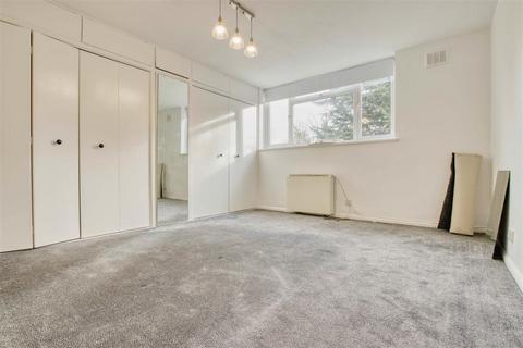 2 bedroom flat to rent, Holt Close, Elstree, Borehamwood