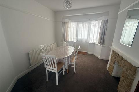 3 bedroom end of terrace house to rent, Wadham Gardens, Greenford