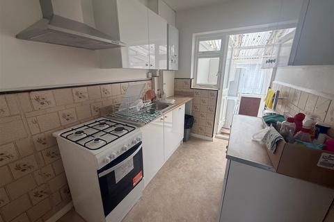3 bedroom end of terrace house to rent, Wadham Gardens, Greenford