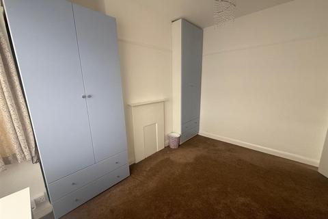 3 bedroom end of terrace house to rent, Wadham Gardens, Greenford