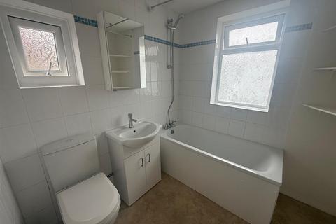 3 bedroom end of terrace house to rent, Wadham Gardens, Greenford