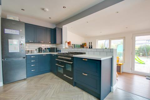 3 bedroom semi-detached house for sale, SHOLING! EXTENDED! GORGEOUS KITCHEN!