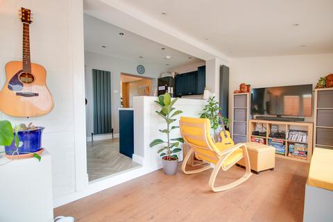 3 bedroom semi-detached house for sale, SHOLING! EXTENDED! GORGEOUS KITCHEN!