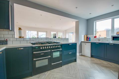 3 bedroom semi-detached house for sale, SHOLING! EXTENDED! GORGEOUS KITCHEN!