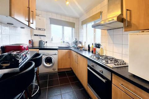 2 bedroom flat to rent, Southborough Lane, Bickley, BR2