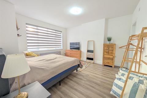 2 bedroom apartment to rent, Brentmead Place, Golders Green, London