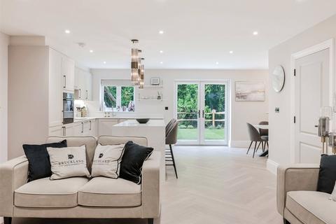 4 bedroom semi-detached house to rent, Rope Gardens, Felbridge, East Grinstead, RH19