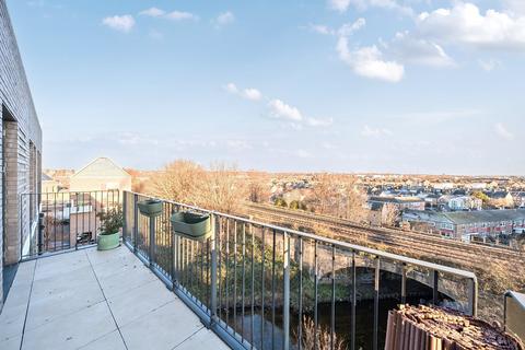 2 bedroom flat to rent, Ravensbury Terrace, London, SW18