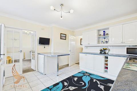 3 bedroom semi-detached house for sale, Lockesley Avenue, Doncaster DN12