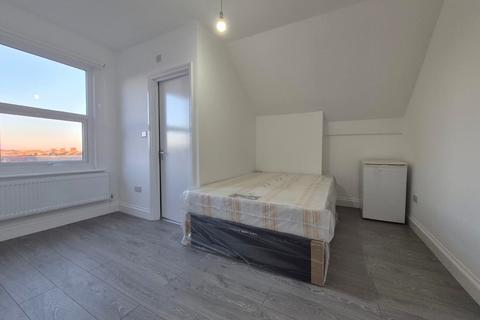 Studio to rent, Myddleton Road, N22