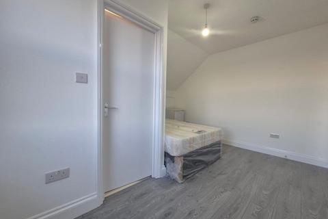 Studio to rent, Myddleton Road, N22