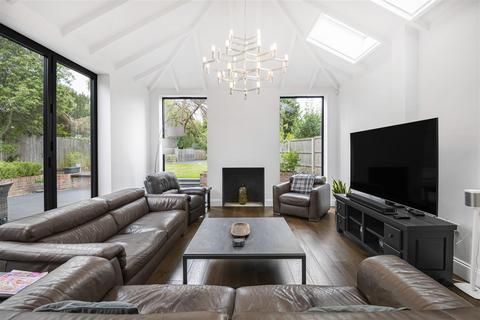 3 bedroom detached house for sale, Eversley Crescent, London