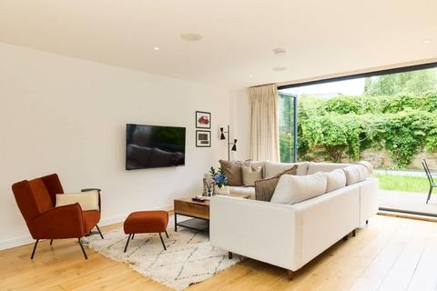 3 bedroom ground floor flat to rent, Gwendolen Avenue