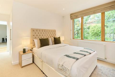 3 bedroom ground floor flat to rent, Gwendolen Avenue