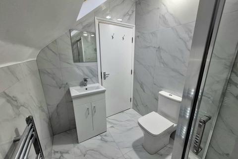 Studio to rent, Myddleton Road, N22