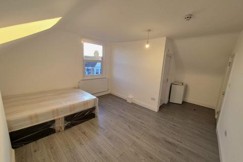 Studio to rent, Myddleton Road, N22