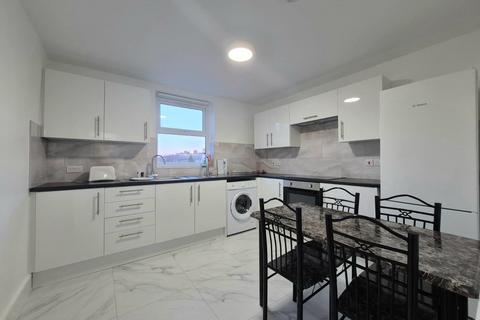 Studio to rent, Myddleton Road, N22