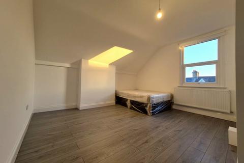 Studio to rent, Myddleton Road, N22