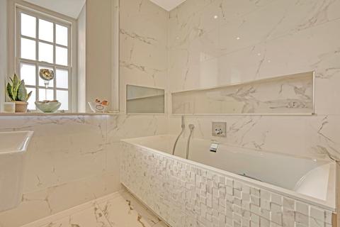 2 bedroom flat for sale, Safflower Lane, New Coach House, RM3