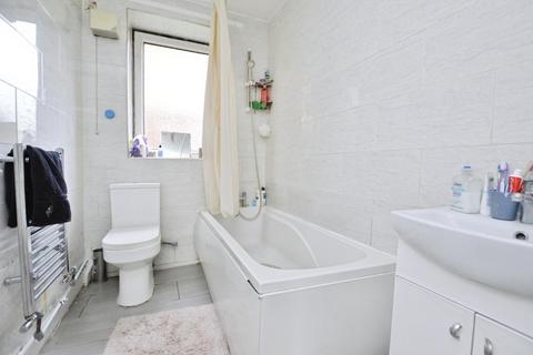 3 bedroom flat for sale, Milner Road, London