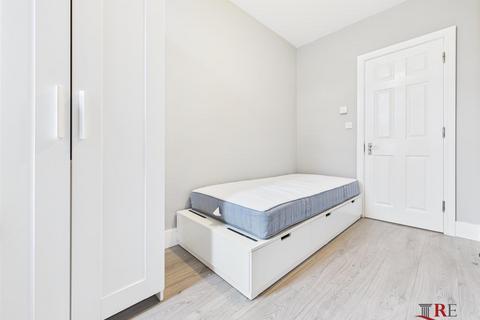 1 bedroom in a house share to rent, Sandringham Road, London, NW2 5EJ