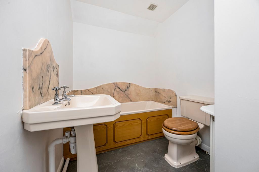 Primary bedroom en-suite