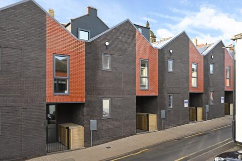 3 bedroom terraced house to rent, Gills Yard, Wakefield, WF1