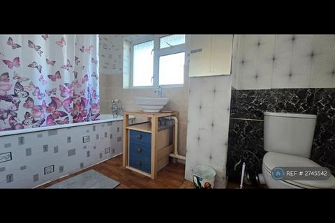 4 bedroom semi-detached house to rent, Applegarth Avenue, Guildford, GU2