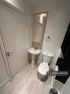 Studio to rent, Whymark House, London, N22
