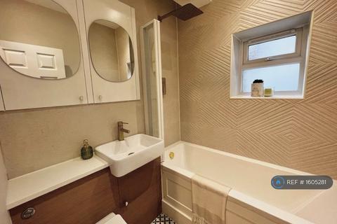 2 bedroom flat to rent, Gleneagle Road, London, SW16