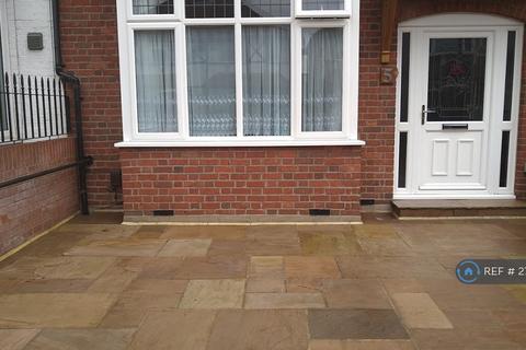 1 bedroom in a house share to rent, Taunton Avenue, Hounslow, TW3