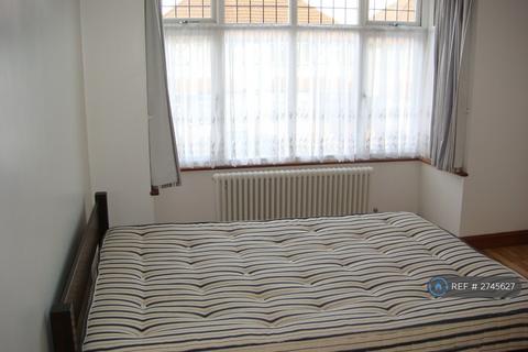 1 bedroom in a house share to rent, Taunton Avenue, Hounslow, TW3