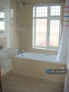 1 bedroom in a house share to rent, Taunton Avenue, Hounslow, TW3