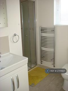 1 bedroom in a house share to rent, Taunton Avenue, Hounslow, TW3