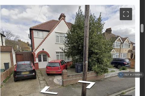 4 bedroom semi-detached house to rent, The Close, Isleworth, TW7