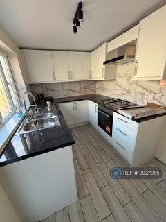 2 bedroom terraced house to rent, London Road, Grays, RM20