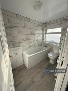 2 bedroom terraced house to rent, London Road, Grays, RM20