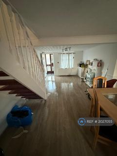 2 bedroom terraced house to rent, London Road, Grays, RM20