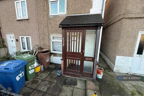 2 bedroom terraced house to rent, London Road, Grays, RM20
