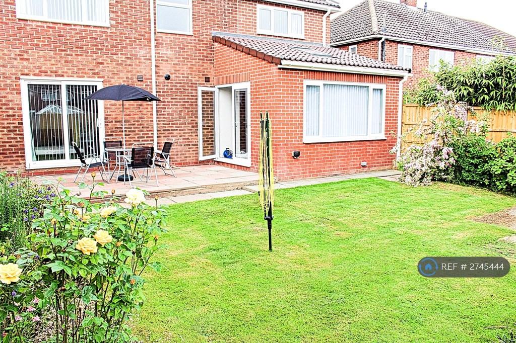 A Lovely Private Garden That Is a Real Sun Trap