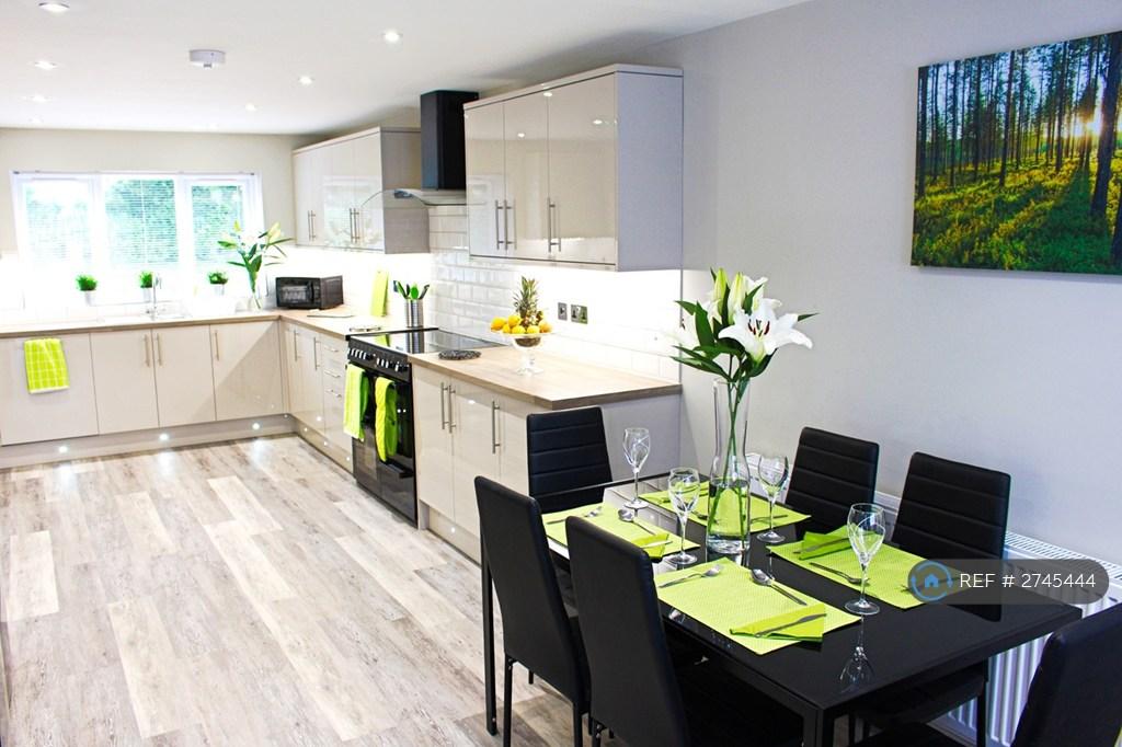 A Huge Open Plan Kitchen &amp; Dining Area