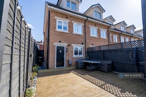 4 bedroom end of terrace house to rent, Moorcroft Gardens, Bolton, BL2