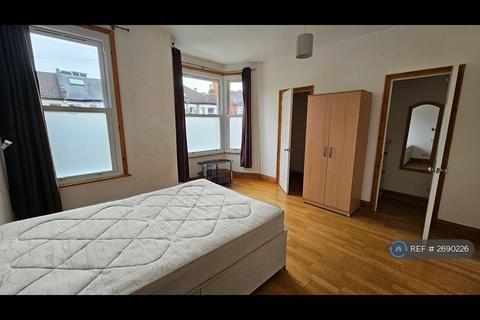 1 bedroom in a house share to rent, London, London, N22