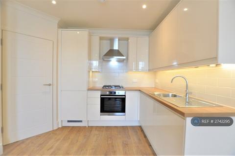 1 bedroom flat to rent, High Road, London, N2