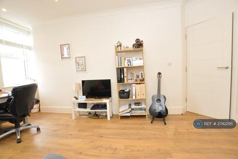 1 bedroom flat to rent, High Road, London, N2